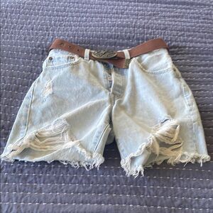 Levi's light blue 501 🌴 they are absolutely adorable on! 🌺 Excellent condition